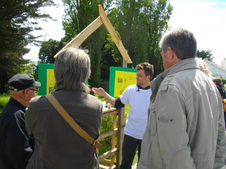 Jules Gautier et son stand : "les produits de la ruche"