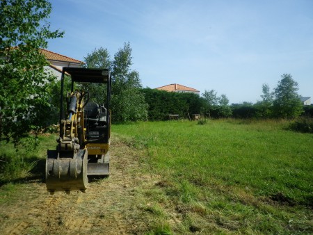 Petit tracto-pelle pour ménager nos forces et creuser les fondations