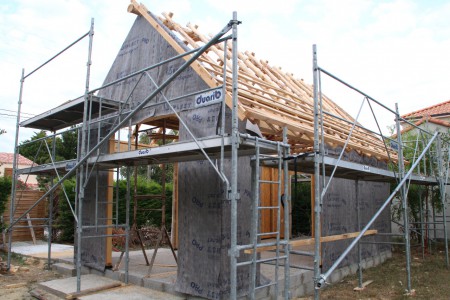 On fixe les liteaux ainsi que le pare-pluie .......