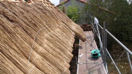 On dispose les bottes les unes à côtés des autres ........