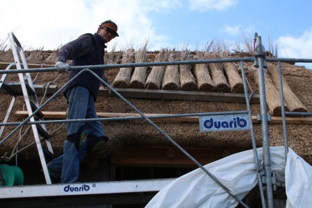 Il est fier notre chaumeur, mais un peu fatigué après 1 mois passé sur son toit.